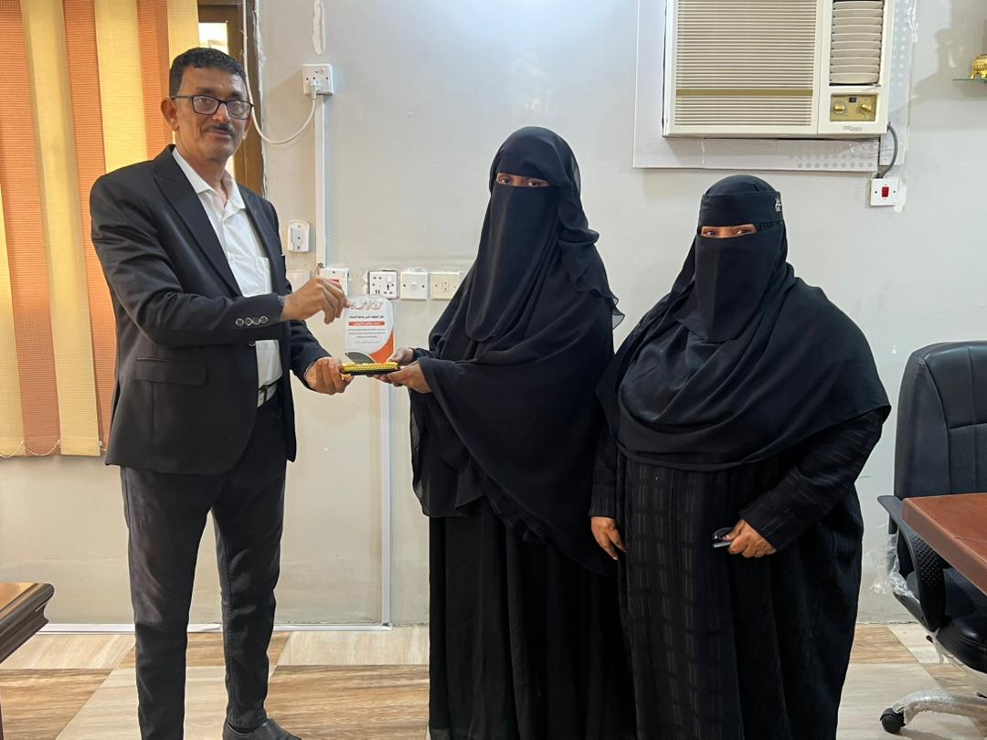 مدير عام الشؤون الاجتماعية يتسلم درعًا تذكاريًا من مستفيدة من نظام إدارة الحالة 1 IMG 20250301 WA00201