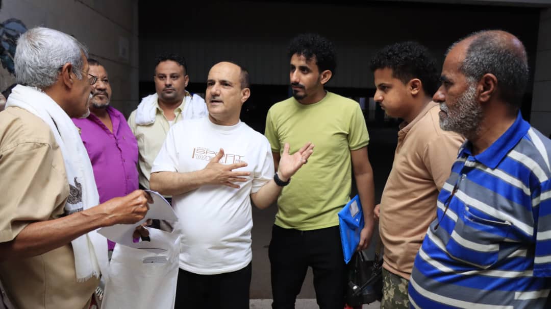 متابعة عملية توزيع السلة الغذائية لأسر الشهداء بدار سعد من قِبل مدير المديرية 1 IMG 20250321 WA0058