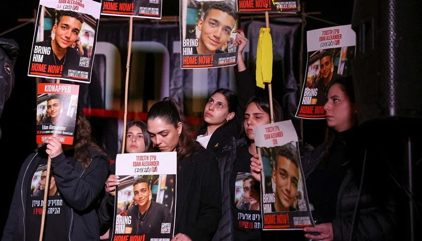 غضب داخل إسرائيل .. عائلات الرهائن تقلب الطاولة على نتنياهو 1 202542003445637R7