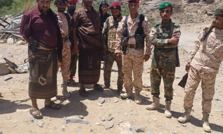 قائد اللواء الخامس مشاة يتفقد المواقع البطولية بمحافظة شبوة 1 IMG 20250402 WA0019