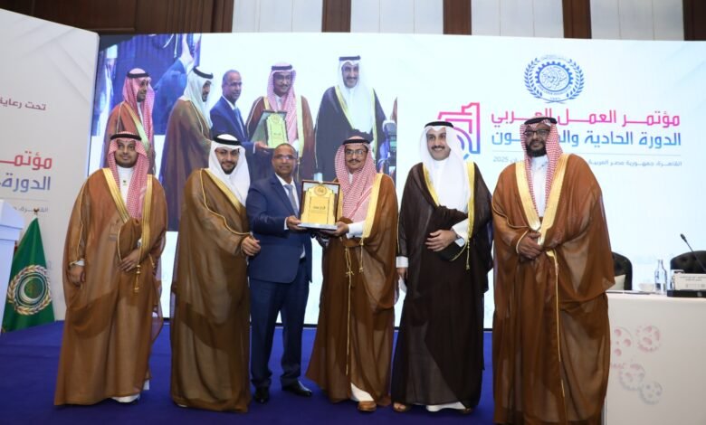 اتحاد عمال السعودية يمنح وزير الشؤون الاجتماعية والعمل الدكتور الزعوري درع الاتحاد تقديرا لإسهاماته المتميزة 1 IMG 20250420 WA01731