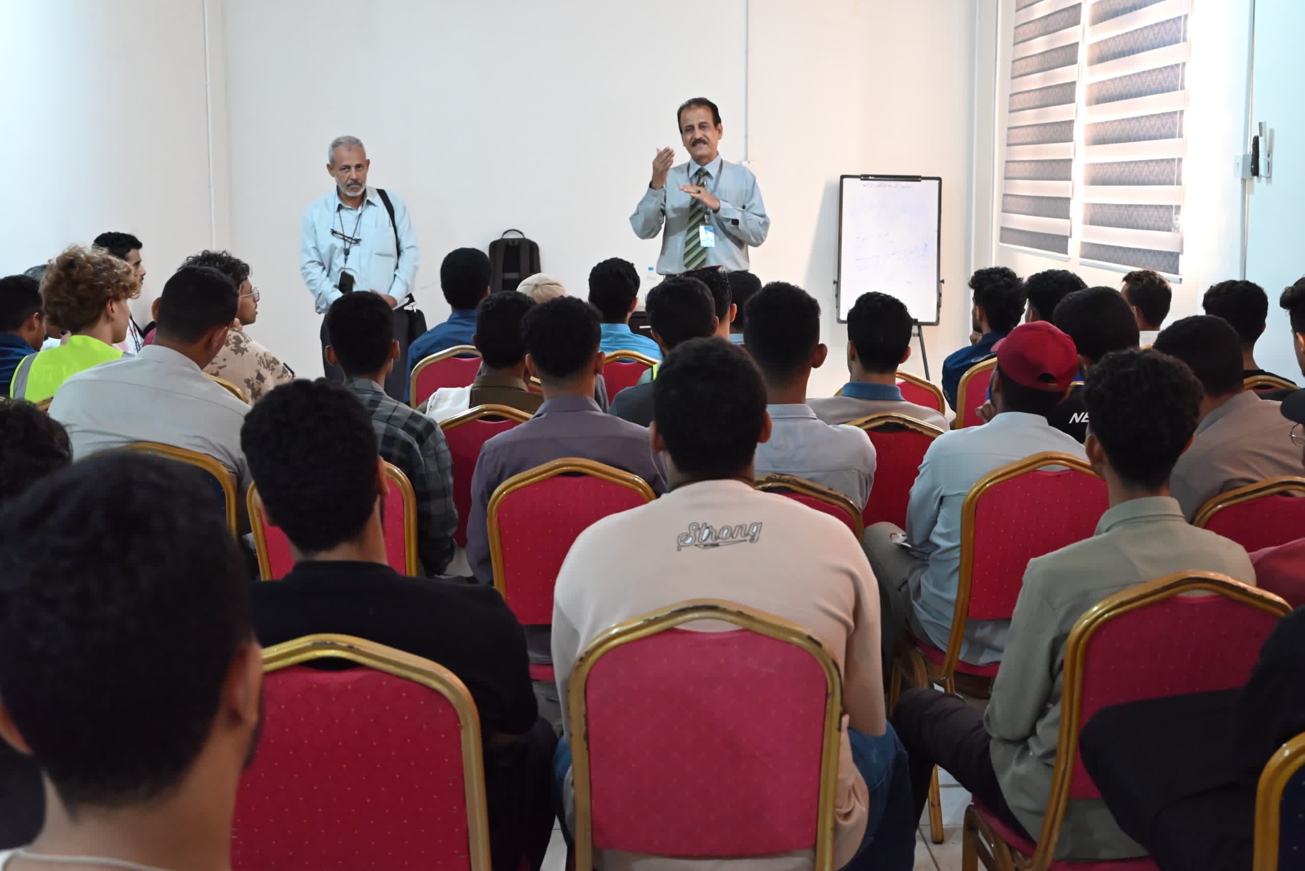 ندوة تعريفية في معرض عدن للبناء تستعرض تحديات المنطقة الحرة 1 IMG 20250429 WA0002