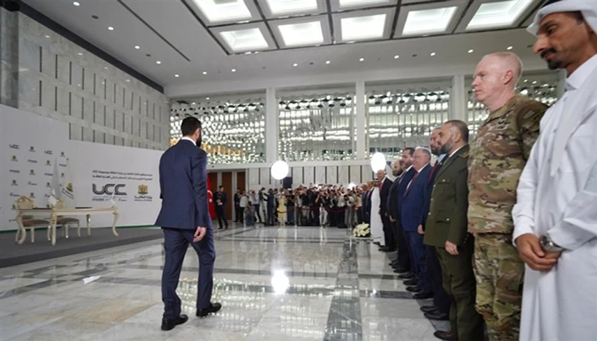 صمت ووقوف مسؤولين أمريكيين عند دخول الشرع .. ما القصة؟ 1 202553014271428GS