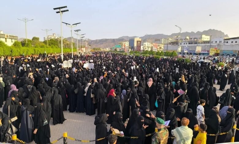 عدن تستغيث بصوت نسائها الجنوبيات: مظاهرة حاشدة تهز ساحة العروض بخور مكسر مطالبة بالكهرباء والرواتب!(صور) 1 FB IMG 1746901740709