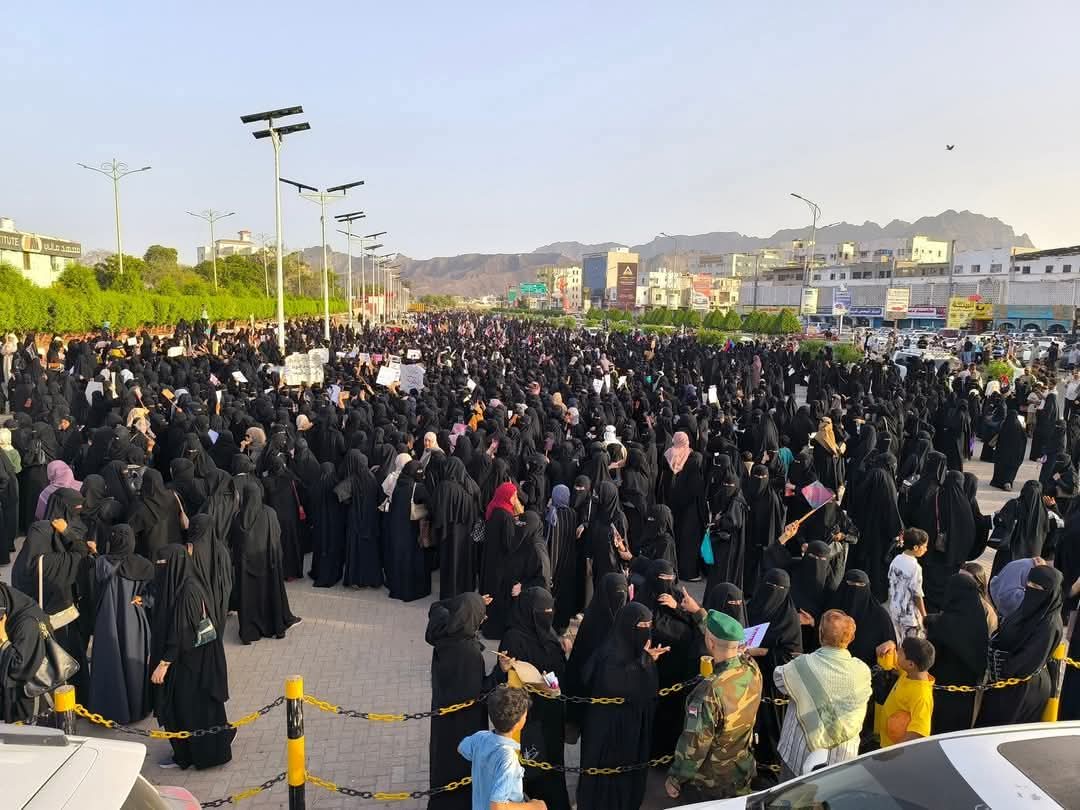 عدن تستغيث بصوت نسائها الجنوبيات: مظاهرة حاشدة تهز ساحة العروض بخور مكسر مطالبة بالكهرباء والرواتب!(صور) 1 FB IMG 1746901740709