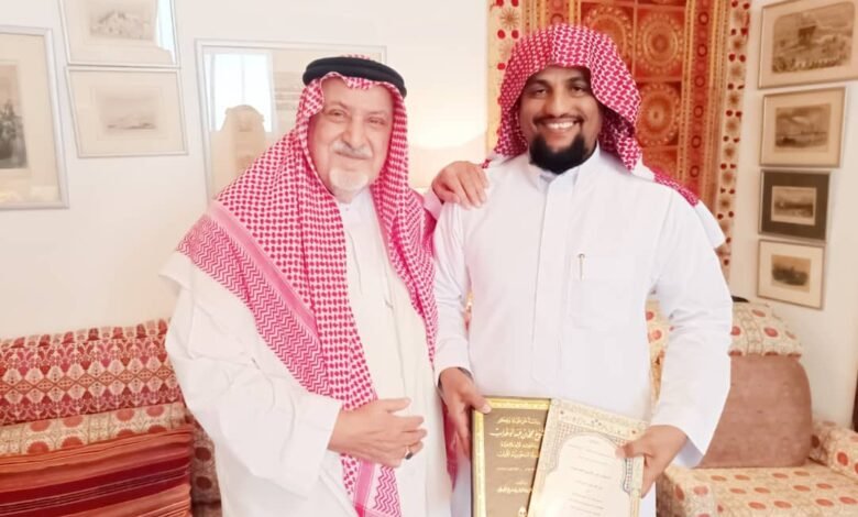 لقاء استثنائي يجمع السلطان غالب القعيطي بمقدم جذور حضرمية .. ويهديه نفائس من أسرار التاريخ 1 IMG 20250506 WA0031