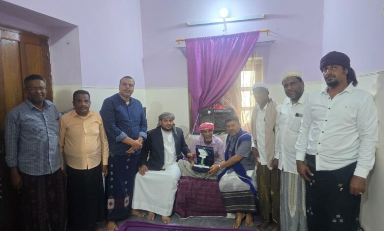 قيادات من مؤتمر حضرموت الجامع تزور الفنان حسن باحشوان للاطمئنان على صحته وتكرّمه بدرع الوفاء 1 IMG 20250507 WA0044