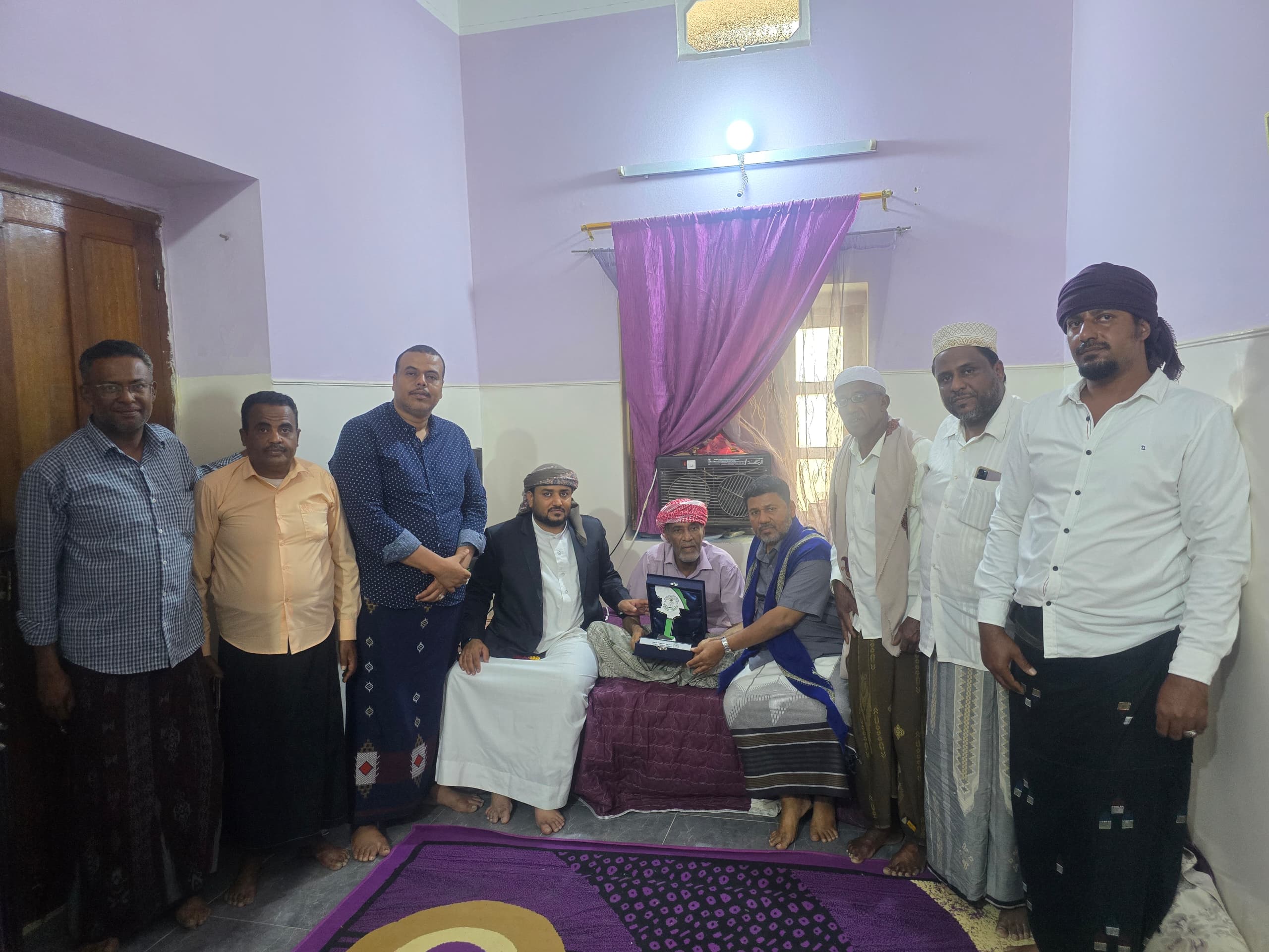 قيادات من مؤتمر حضرموت الجامع تزور الفنان حسن باحشوان للاطمئنان على صحته وتكرّمه بدرع الوفاء 1 IMG 20250507 WA0044