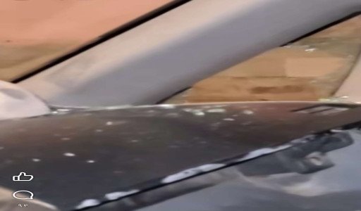 في وضح النهار .. لص يسرق باص مواطن من أمام مول شهير بعد كسر زجاجه 1