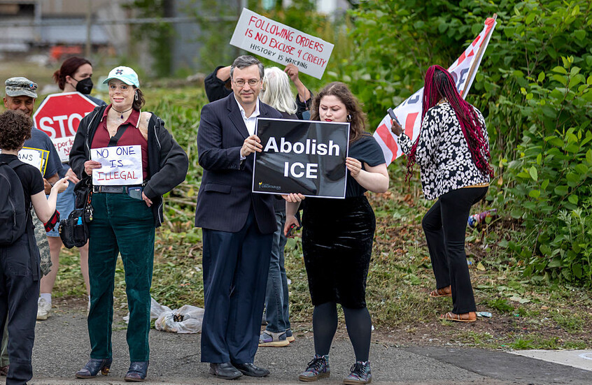 حيلة غير متوقعة لترحيل مهاجر .. ما علاقة تهديد ترامب؟ 1 683e8aee4c59b71cff769729