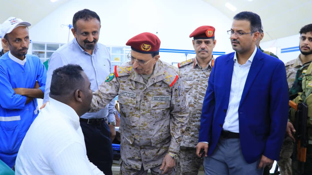 مدير مكتب قائد القوات المسلحة ومستشار رئاسة الجمهورية يزوران جرحى الجيش في عدن 1 IMG 20250610 WA0251