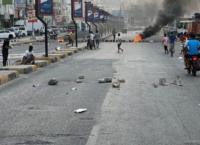 لليوم الرابع .. احتـ ـجاجـ ـات المكلا تدخل مرحلة جديدة من التـ ـصعـ ـيد 1 4c914bd5ce4ed2bd99aba9d3bcd83ae1