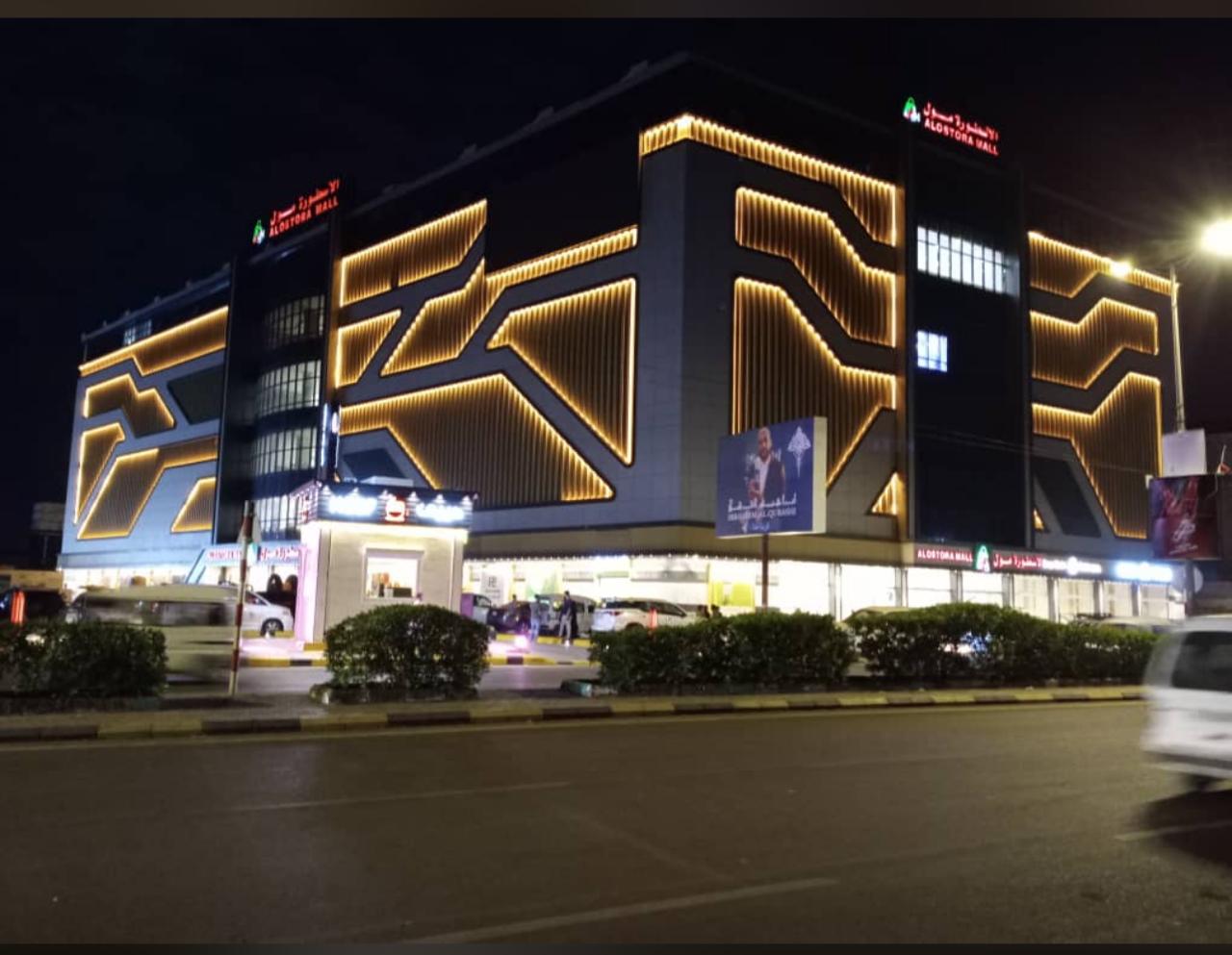 أمام أعين المتسوقين: حـ ـادـ ـثـ ـة تهز مولًا شهيرًا في عدن.. إليك التفاصيل 1 IMG 20250205 WA0065
