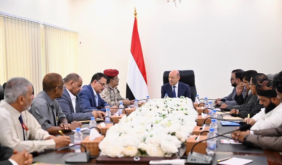 رئيس مجلس القيادة يعقد اجتماعا بقيادة السلطة المحلية بمحافظة المهرة 1 IMG 20250708 WA0050