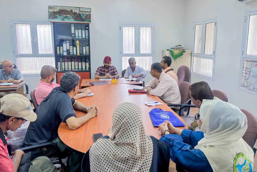 اجتماع يناقش آليات تحسين النظافة في مديرية صيرة بعدن 1 IMG 20250709 WA0016