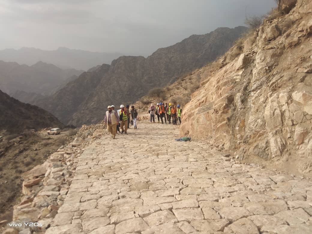 وفد من الصندوق الاجتماعي للتنمية يتفقد مشروعي تحسين طرق في مديرية المفلحي بلحج (صورة) 1 IMG 20250710 WA0005