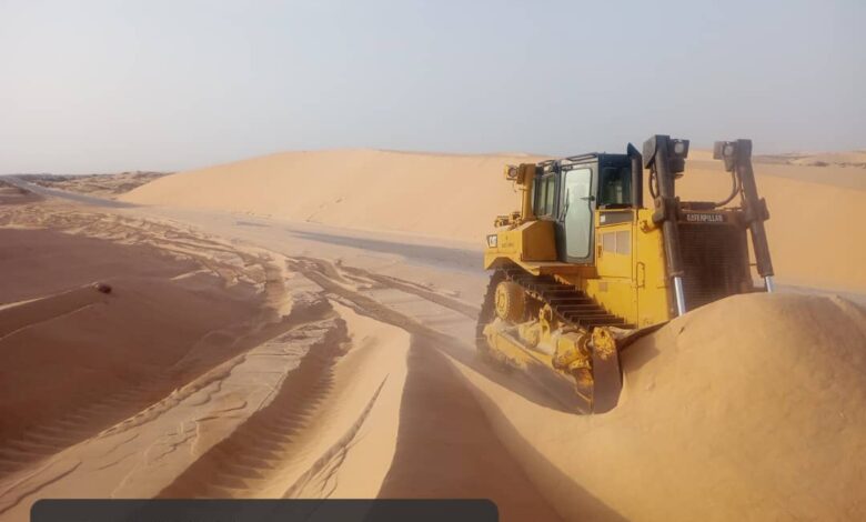 مدير عام رضوم يثمن جهود شركة الغاز وفرق صيانة الطرق بالمحافظة في إزالة الرمال من الخطوط الدولية الرئيسية 1 IMG 20250722 WA0039