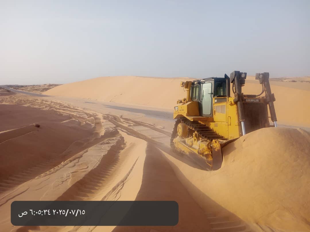 مدير عام رضوم يثمن جهود شركة الغاز وفرق صيانة الطرق بالمحافظة في إزالة الرمال من الخطوط الدولية الرئيسية 1 IMG 20250722 WA0039