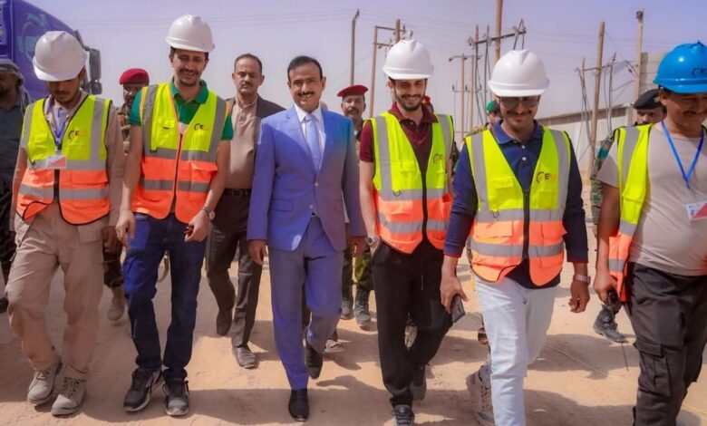 المحافظ بن الوزير يتفقد سير العمل في عدد من المشاريع الخدمية بمدينة عتق ويشيد بدعم الأشقاء في دولة الإمارات 1 IMG 20250727 WA0031
