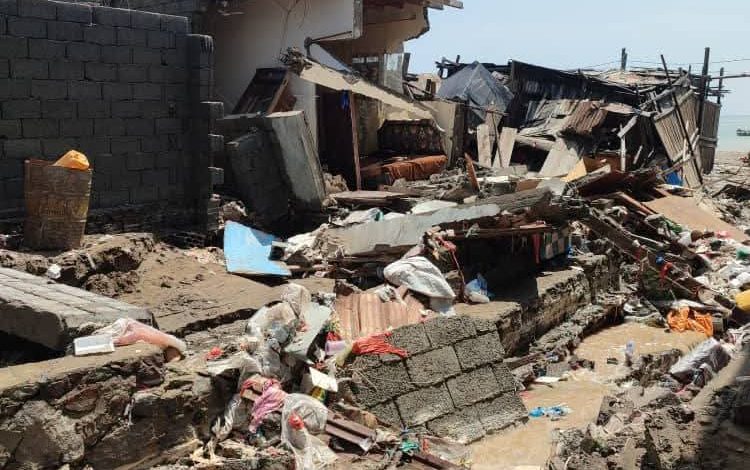 تضرر عشرات المنازل في منطقة فقم غرب عدن جراء السيول والأمطار الغزيرة 1 20250824 adenmedia 2
