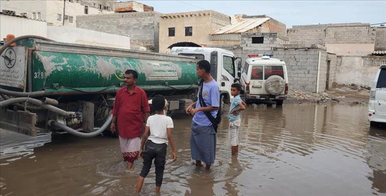 السلطة المحلية في مديرية المنصورة تتخذ إجراءات سريعة لتصريف مياه الأمطار في حي حاشد 1 5855994695153465687