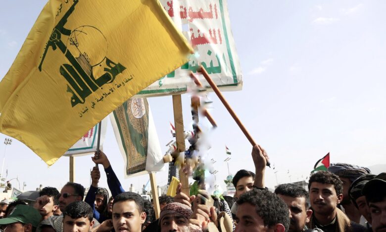 بالاسم والمنصب .. مـ ـقـ ـتـ ـل قـ ـيـ ـادي حـ ـوثـ ـي بارز (تفاصيل) 1 Demonstrators carry the Houthi and Hezbollah flags during a demonstration in support of Gaza and Lebanon in Al Sabeen Square in Sanaa 01