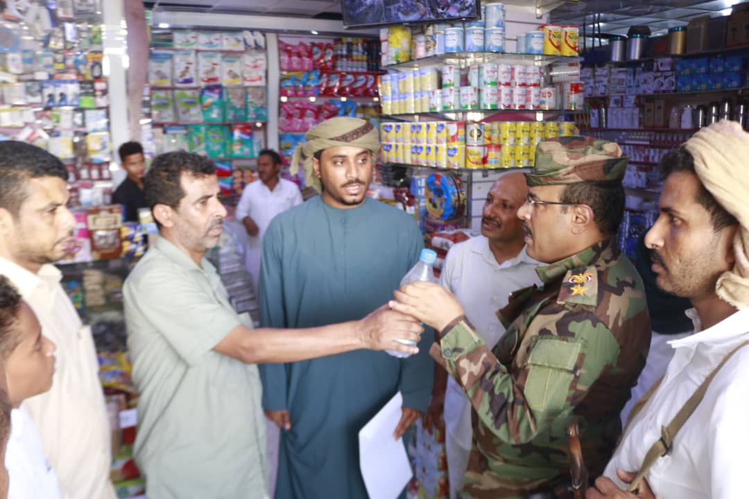 المهرة: نزول ميداني لمدير عام المديرية لضبط أسعار المنتجات في الأسواق المحلية 1 IMG 20250803 WA0043