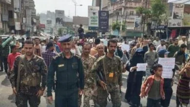 تعز تنتفض.. مسيرة غاضبة تطالب بتحسين الأوضاع المعيشية وعودة الخدمات الأساسية 2 IMG 20250807 WA00101