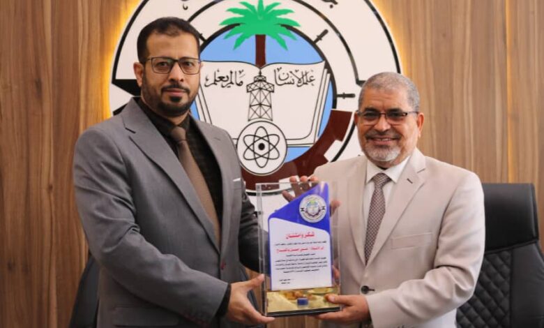 جامعة حضرموت تكرم الأستاذ علي حسن باشماخ المدير التنفيذي لمؤسسة صلة للتنمية 1 IMG 20250812 WA0052