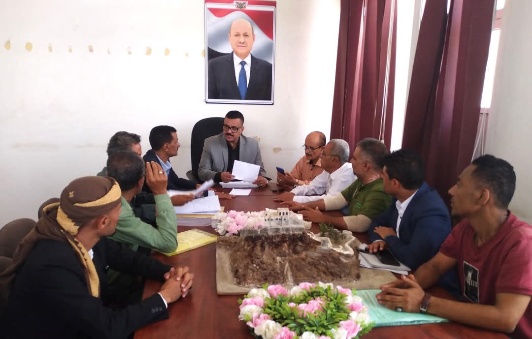 تعز: إجتماع بمديرية القاهرة يناقش آليات مشددة لضبط أسعار المواد الغذائية وحماية المستهلك 1 IMG 20250814 WA00131