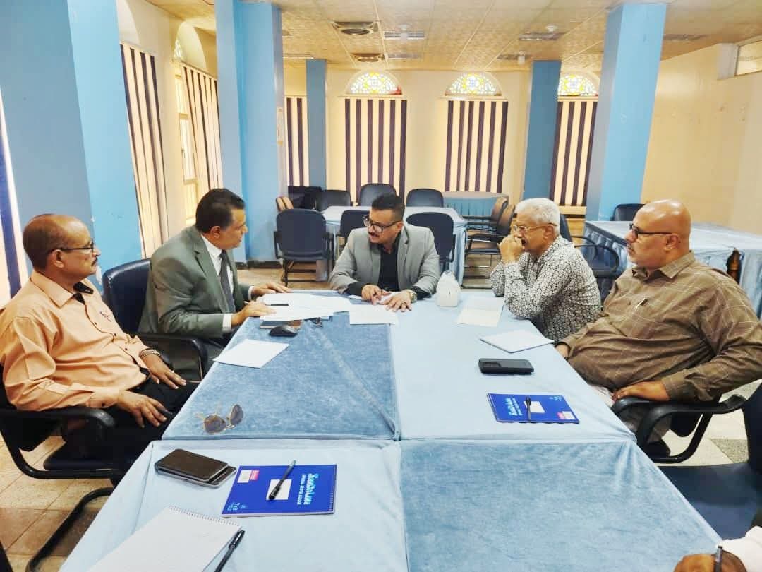 اجتماع تنسيقي بالغرفة التجارية بتعز لتعزيز آلية ضبط ومراقبة الاسعار 1 IMG 20250814 WA0016