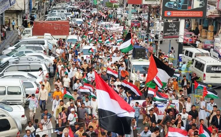 مسيرة حاشدة في تعز تطالب بتحرك دولي لوقف جـ..رائم الـ. ـإبـ. ـادة والـ. ـتـ. ـجـ. ـويـ. ـع في غزة 1 IMG 20250814 WA0018