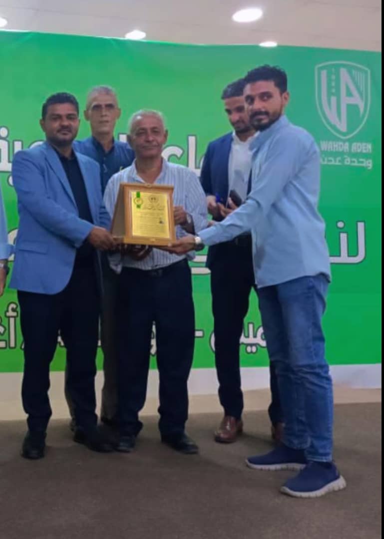رئيس اتحاد عدن للكاراتيه يكرم الدكتور وسام معاوية بدرع تذكاري 1 IMG 20250814 WA0054