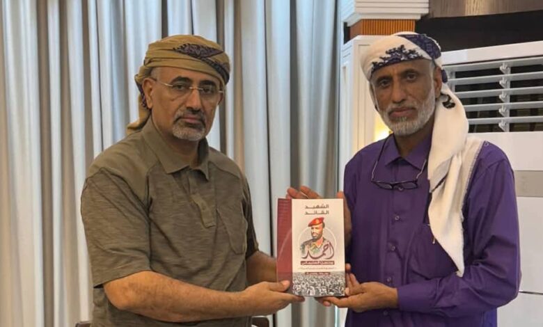 الشيخ علي السليماني يهدي الرئيس الزبيدي نسخة من كتاب سيرة وتضحيات شقيقه الشهيد القائد أحمد محسن السليماني 1 IMG 20250816 WA0016