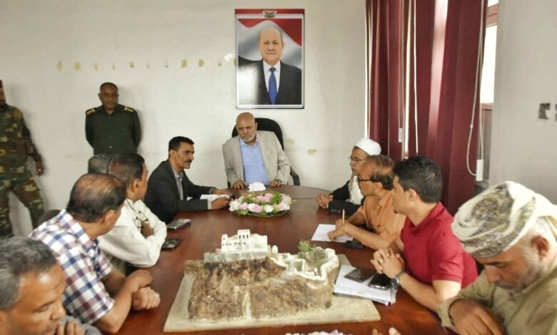 محافظ تعز يناقش التخفيضات السعرية وآليات الرقابة على الأسواق في مديرية القاهرة 1 IMG 20250821 WA0013
