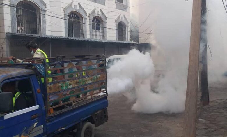 قسم صحة البيئة في صيرة يواصل حملة الرش الضبابي والرذاذي في أحياء المديرية 1 IMG 20250824 WA0009