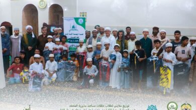 مبادرة لافتة.. مؤسسة الهجرة تدخل الفرحة على قلوب 350 طالبًا في المحفد 4 IMG 20250825 WA0058