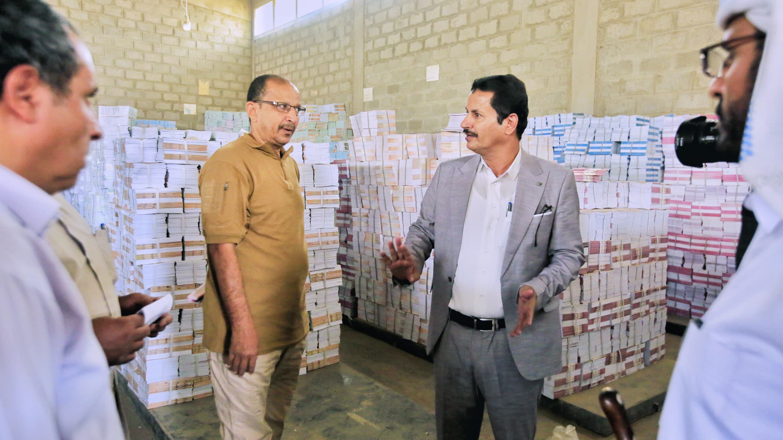 نائب وزير التربية يدشّن توزيع الكتاب المدرسي بمأرب استعداداً للعام الدراسي الجديد 1 IMG 20250828 WA00411