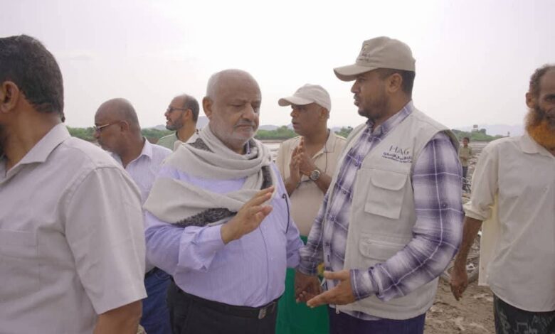 محافظ الحديدة وخلية الأعمال الإنسانية يتفقدان المناطق المتضررة من سيول وادي نخلة لتقييم الأضرار..(صورة) 1 IMG 20250828 WA0067