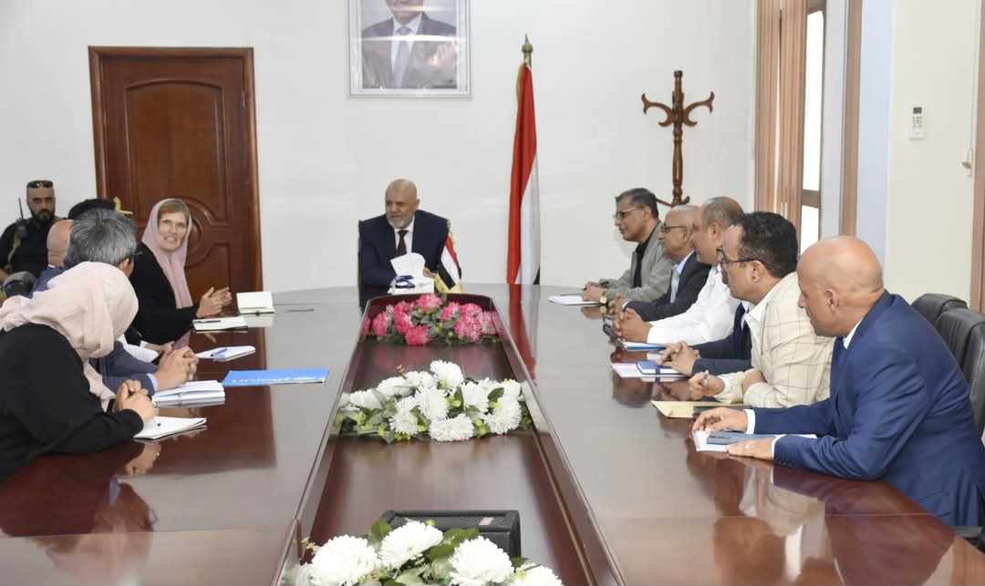 محافظ تعز يبحث مع وفد من الوكالة السويسرية واليونيسف تعزيز مشاريع المياه والتعليم وحماية الطفل 1 IMG 20250828 WA0070