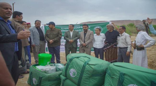 محافظ حضرموت يدشن توزيع مساعدات إيوائية طارئة للمتضررين من السيول والأمطار بالوادي 1 a621b6d9 cffa 4376 97d5 b70b36a6fbab