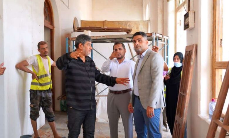 نائب وزير الإعلام والثقافة والسياحة يتفقد أعمال الترميم والتأهيل في قصر العبدلي 1 20250925 adenmedia 4