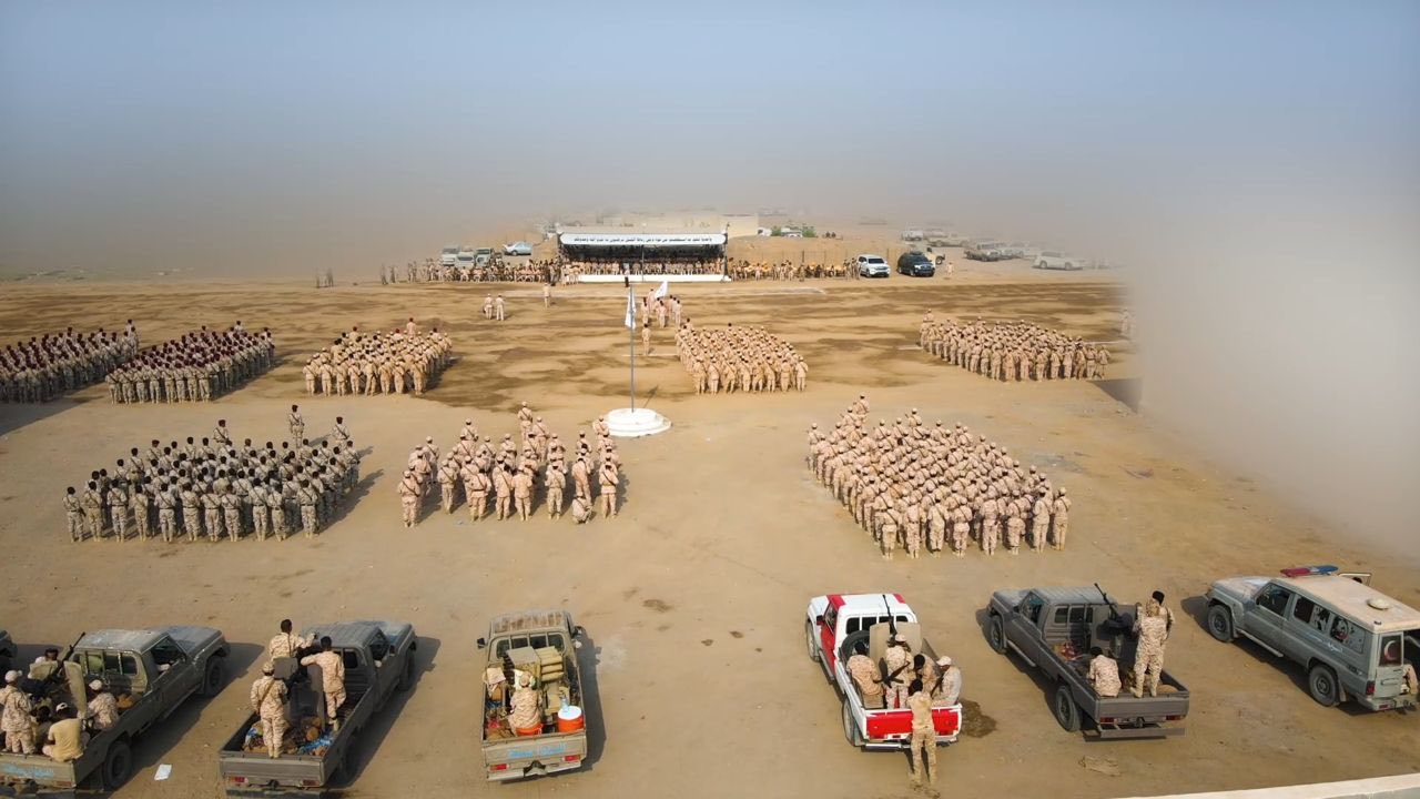 بحضور وزير الدفاع.. وحدات رمزية من قوات العمالقة الجنوبية تنظم عرضًا عسكريًّا مهيبًا 1 548403678 815323981040754 5741278519807573524 n