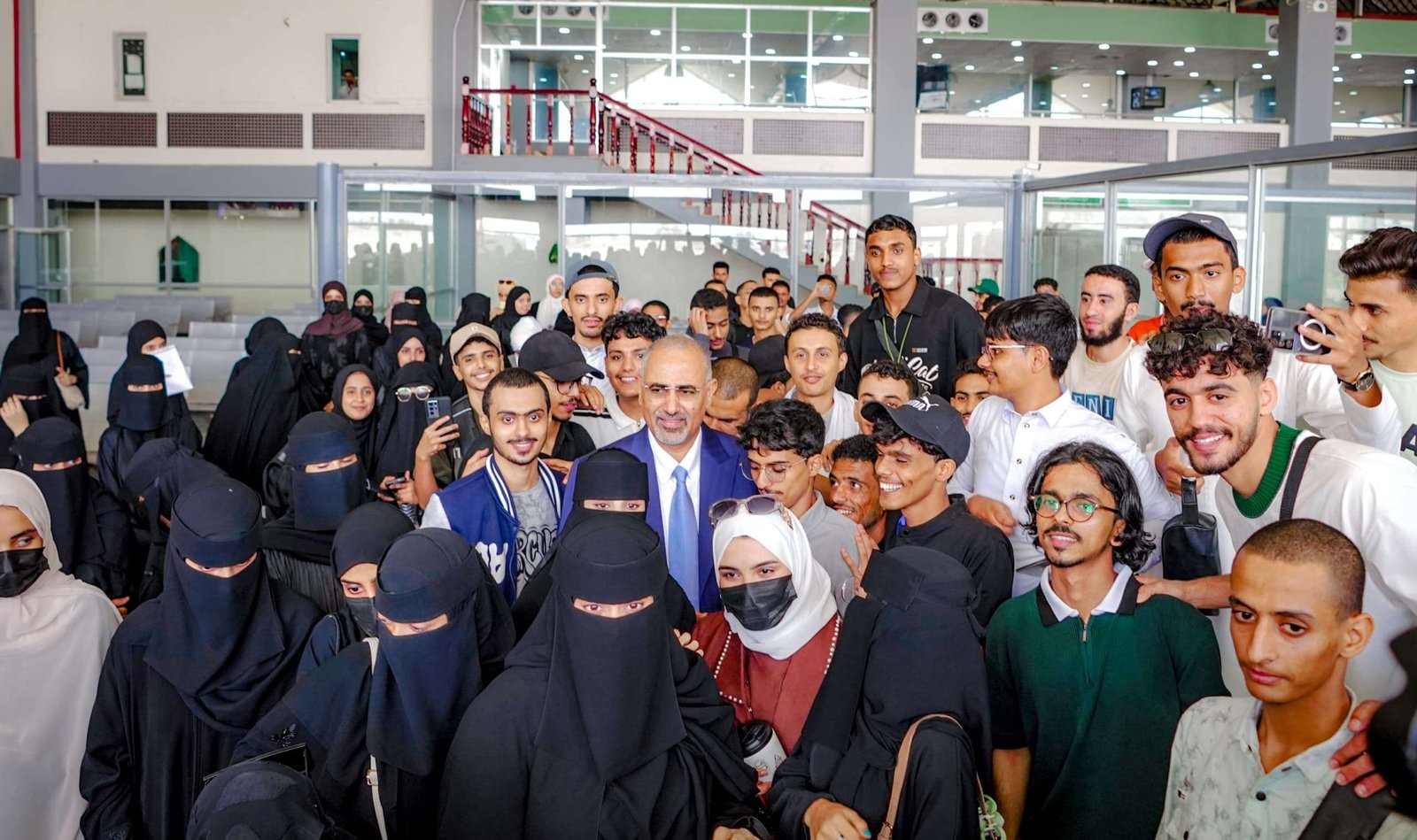 الرئيس الزُبيدي يودّع طلاب المنحة الدراسية الإماراتية إلى أبوظبي ويحثهم على التميز العلمي 1 68b94a02c181a