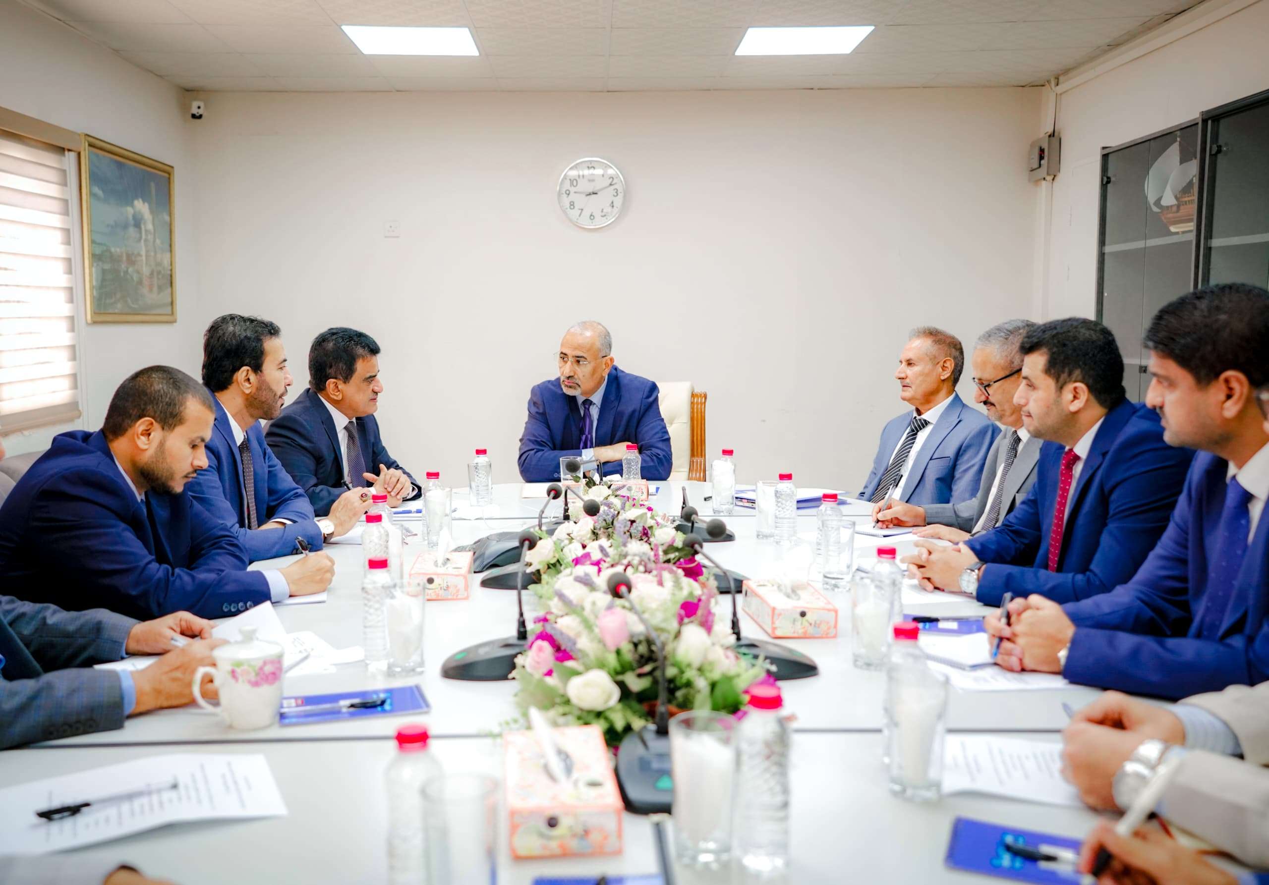الرئيس الزُبيدي يترأس اجتماعا موسعا للوقوف على الخطوات المنجزة لإعادة تشغيل مصفاة عدن 1 68bd826f295cc