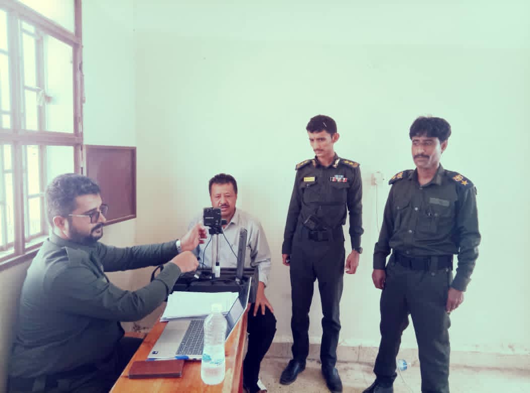 مدير عام رضوم ولجنة وحدة الأحوال المدنية المتنقلة يدشنون صرف البطائق الشخصية (الذكية) بالمديرية 1 IMG 20250909 WA0033