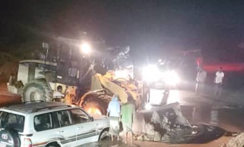 بتوجيهات المحافظ ابن الوزير، تم فتح الطريق بجسر جلعة بالخط الدولي الذي أغلق بسبب تدفق السيول 1 IMG 20250920 WA0015