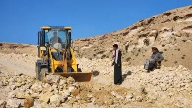 بتوجيهات المحافظ ابن الوزير صندوق صيانة الطرق بشبوة يفتح طريق عقبة خفعه بعد تعرضها للسيول 3 IMG 20250920 WA0018