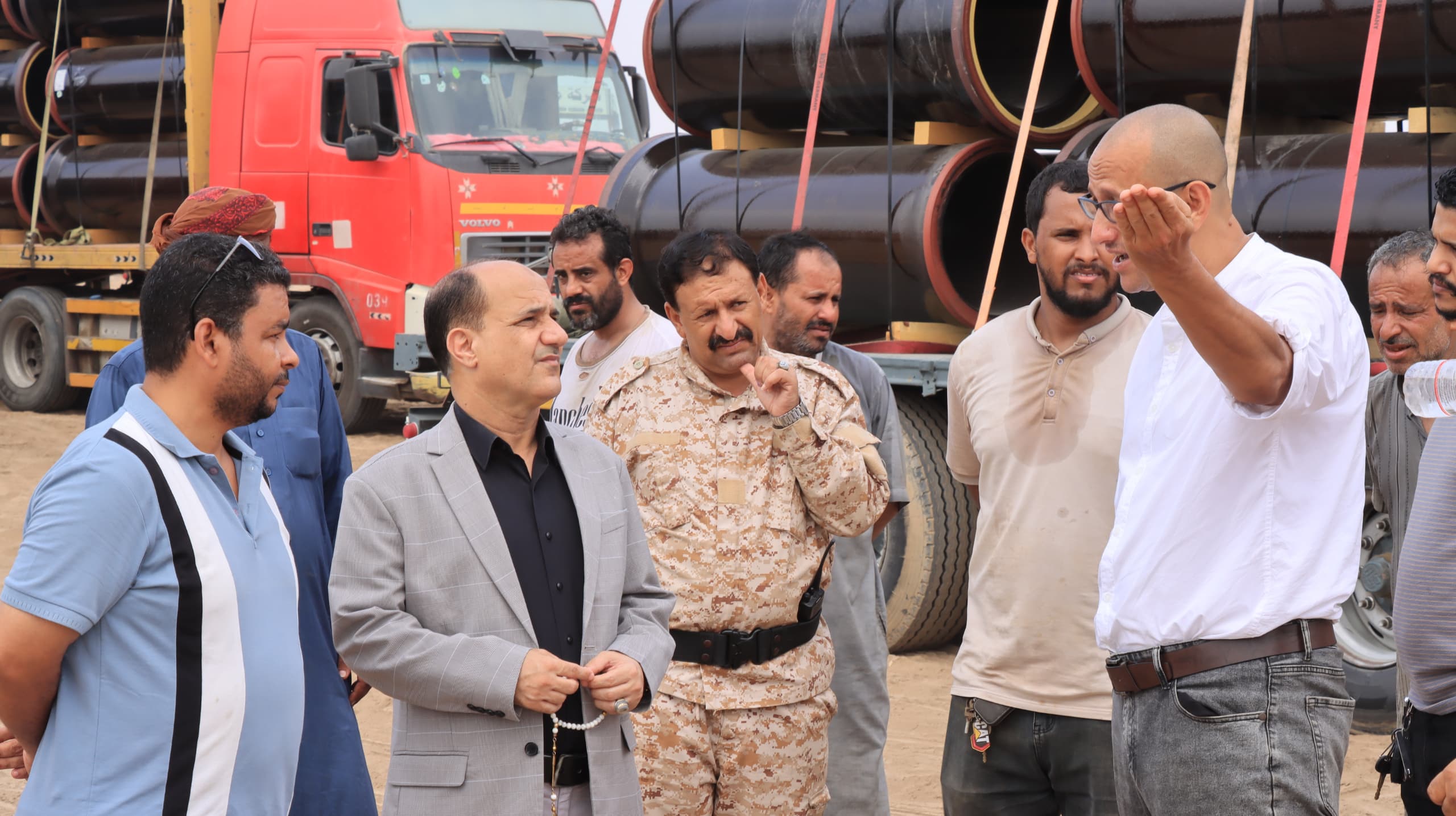 وصول الدفعة الأولى من أنابيب المشروع الاستراتيجي للصرف الممتد من جولة القعيطي وصولا الى مضخة العريش بساحل ابين 1 IMG 20250924 WA0066