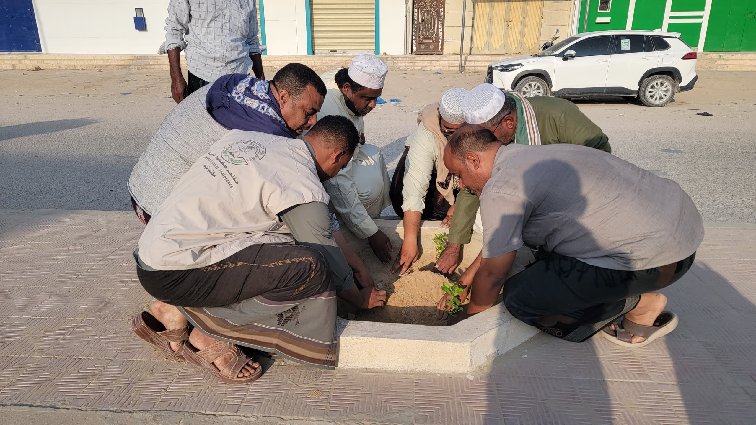 بدعم مؤتمر حضرموت الجامع وحلف القبائل .. انطلاق مشروع تشجير شوارع تريم بمشاركة وحدة النظافة وهيئة البيئة 1 IMG 20250925 WA0040